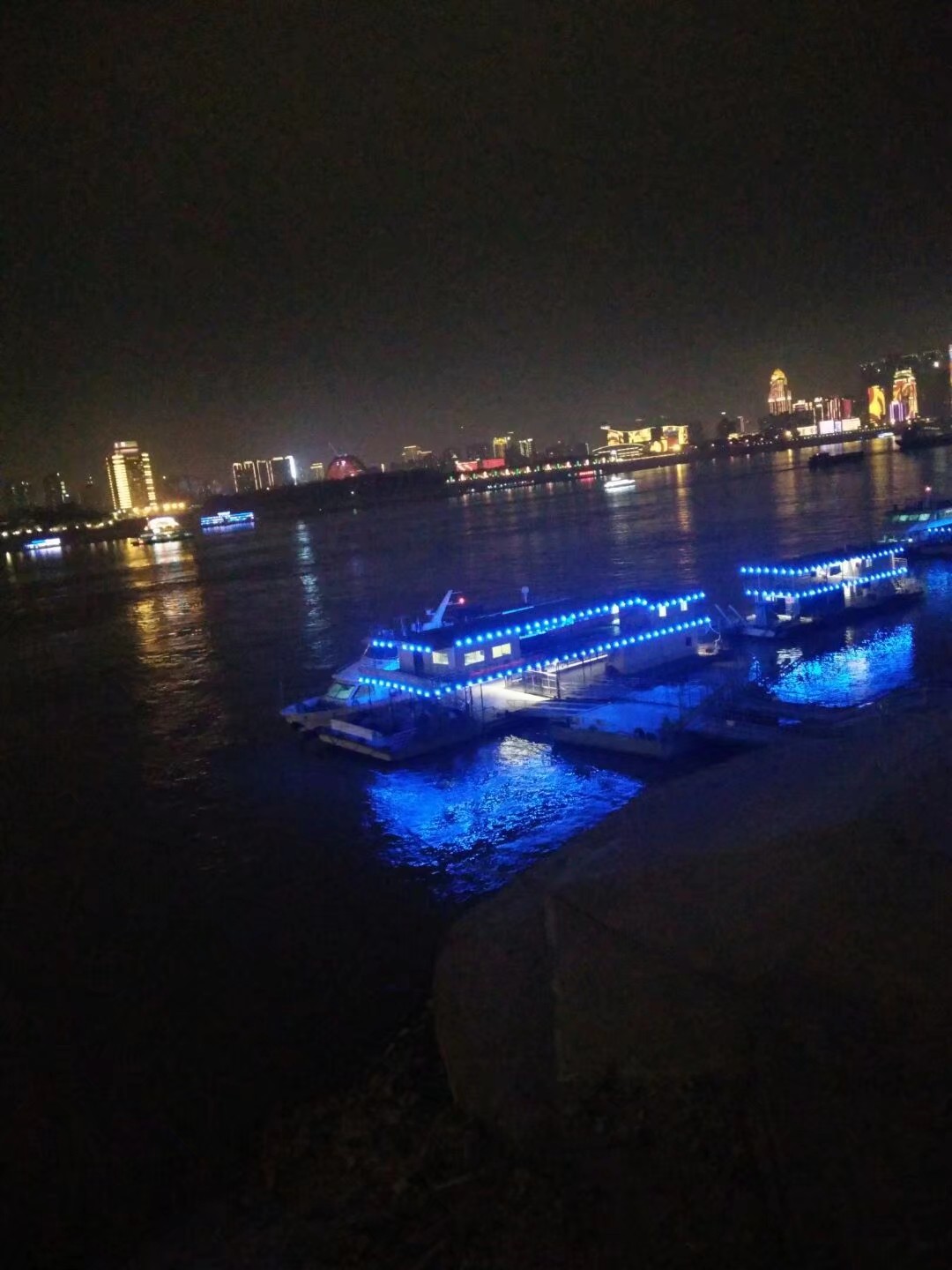 一个人在游走午夜的街头是什么歌_一个人在游走午夜的街头是什么歌伤感说说