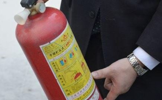 下列使用干粉灭火器的步骤_下列使用干粉灭火器的步骤正确的是