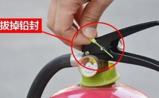 下列使用干粉灭火器的步骤_下列使用干粉灭火器的步骤正确的是