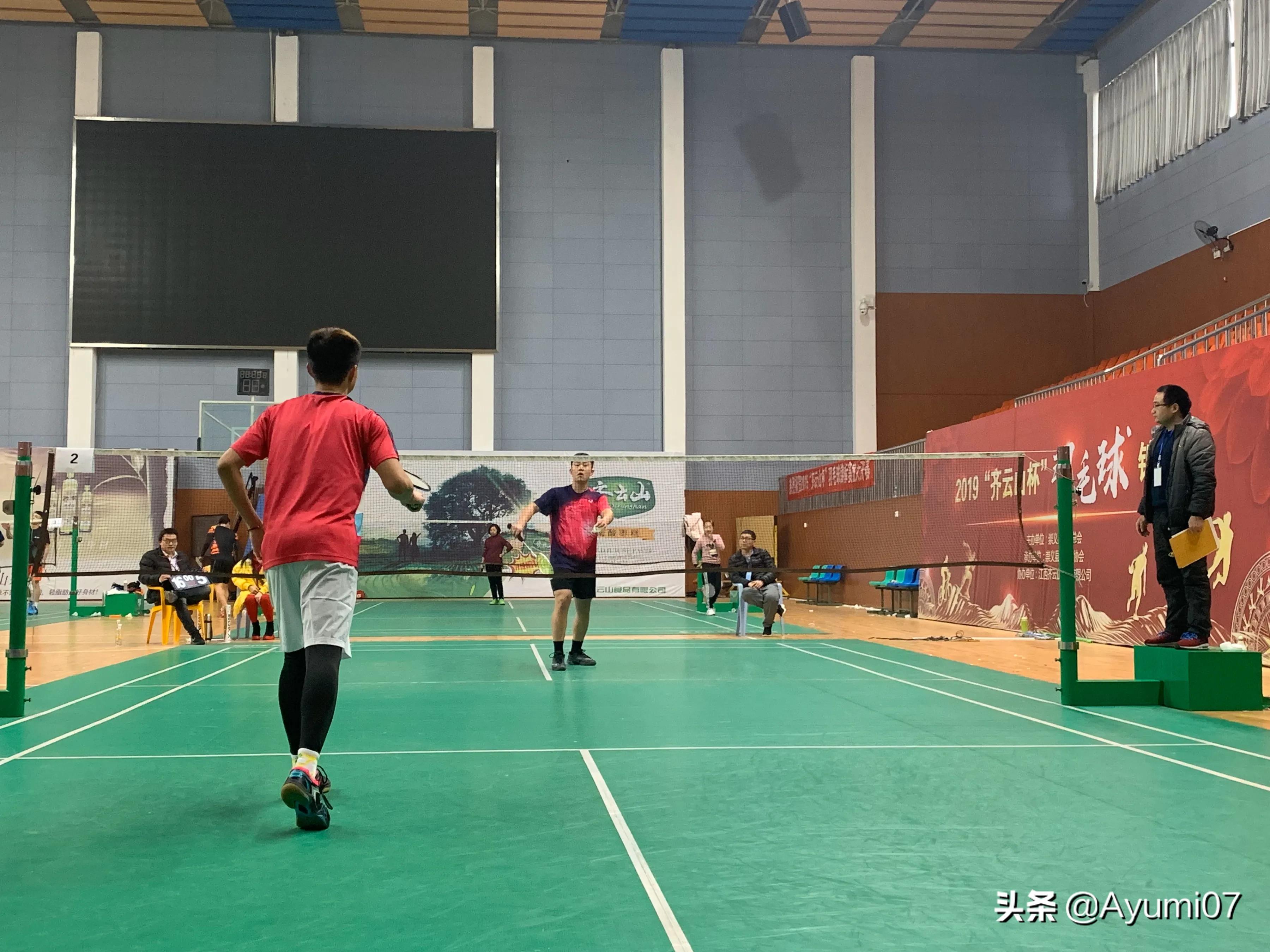 女子打羽毛球被偷后场气愤报警_打羽毛球发球偷女生后场好吗