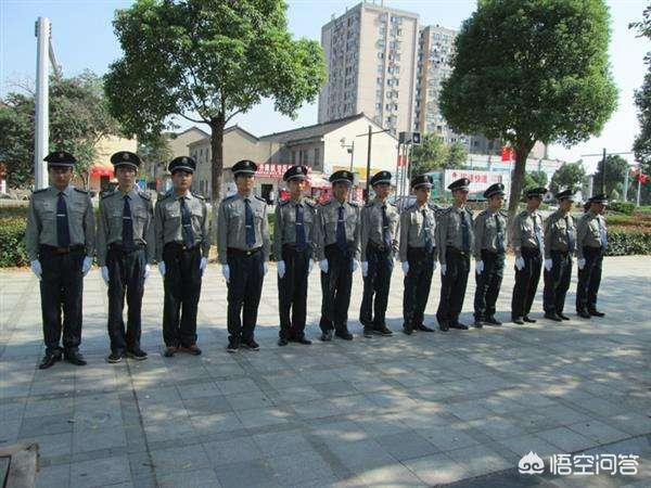 我是一个保安_我是一个保安 爱吃小熊饼干 工资只够早餐